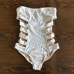 Elegant White Strapless Women's Swimsuit